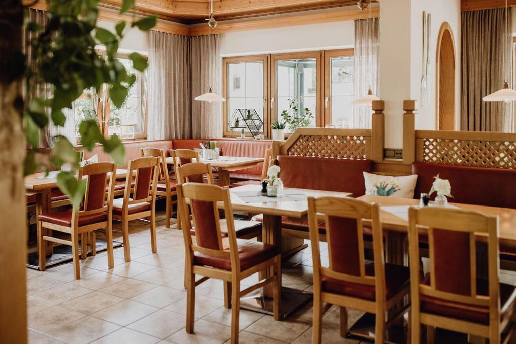 Dorfcafe Unken Hotelpension Swirtshaus Im Dorf Exterior photo